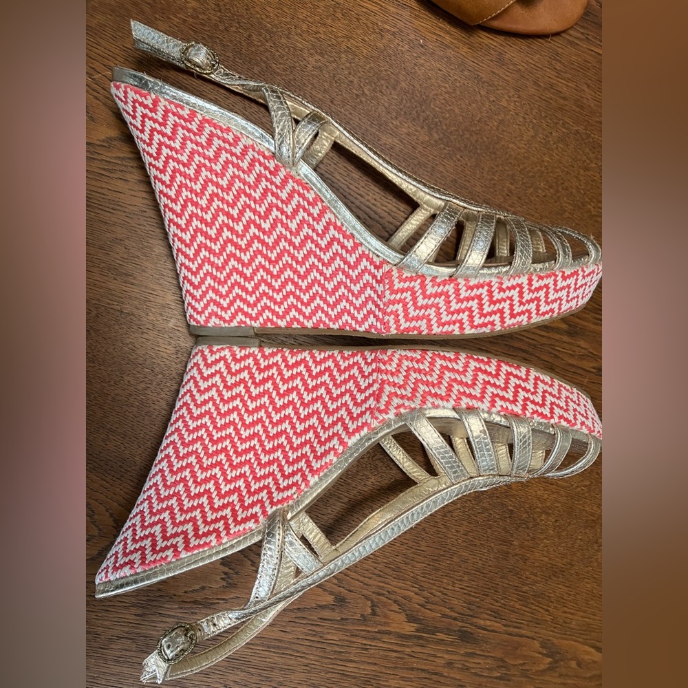 Lily Pulitzer!  Sz10M Pink&white chevron 5”wedge heel, gold leather uppers, sexy